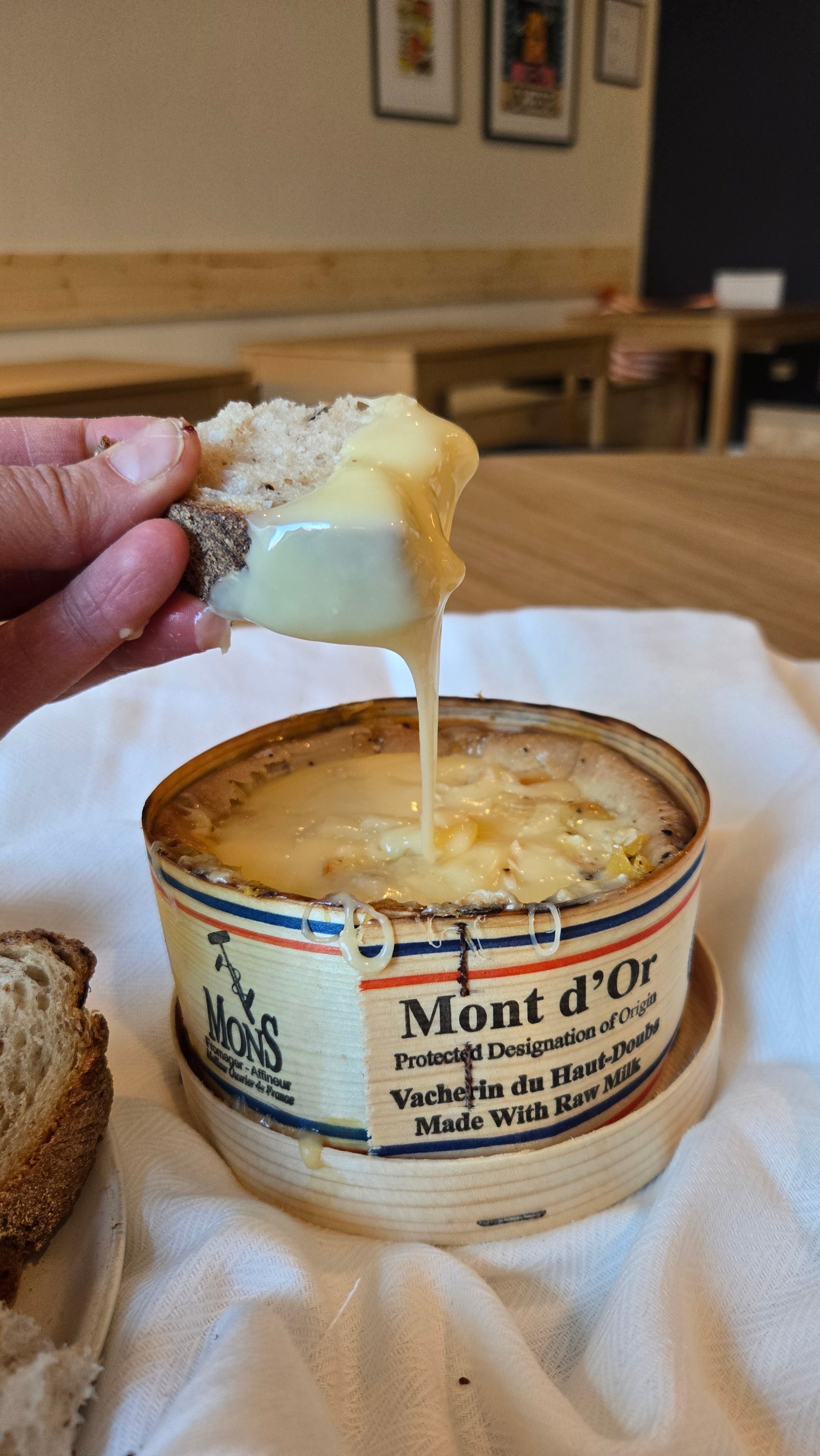 Resepti: Uunissa paahdettu Vacherin Mont d'Or -juusto