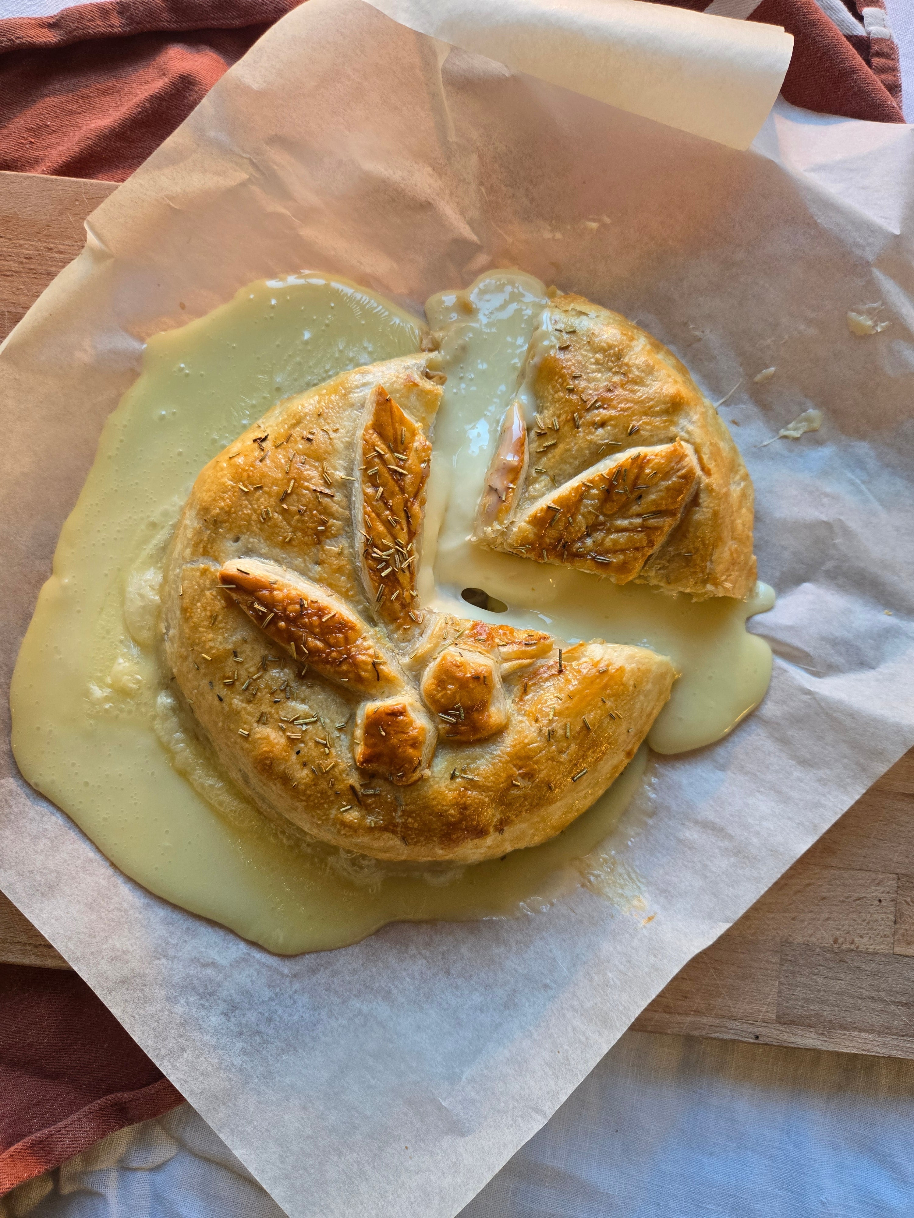 sulanut valkohomejuusto taikinakuoressa